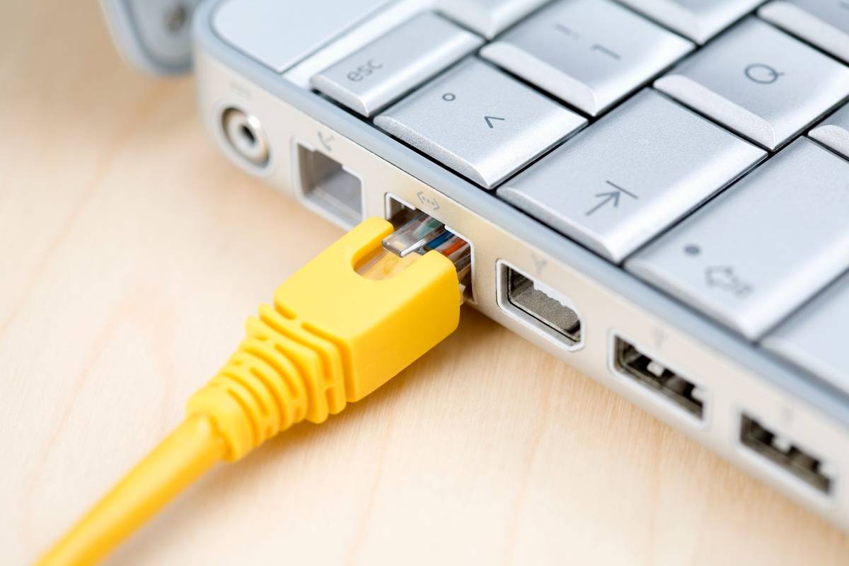 Cum se conectează un cablu Ethernet la un laptop