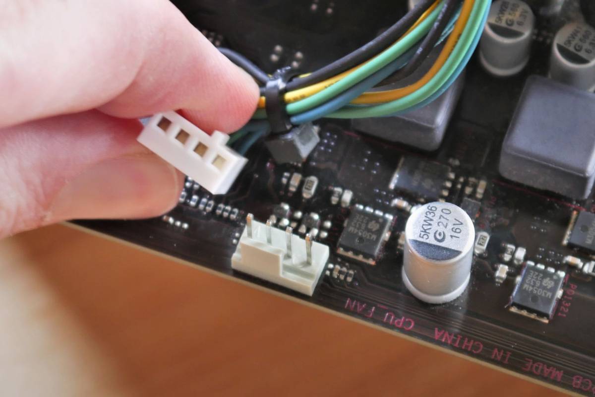 マザーボードファンコネクタ: その概要と仕組み