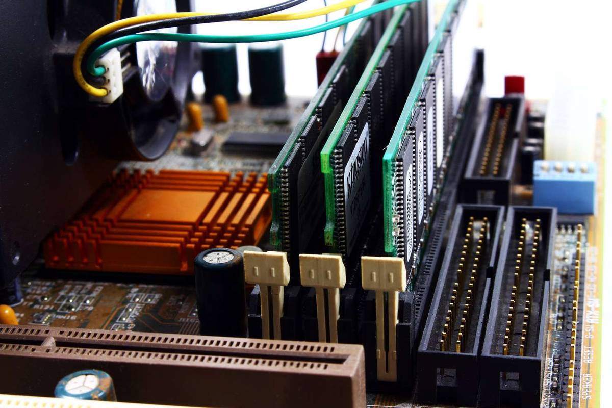 Pagrindinės plokštės RAM lizdai: kas jie yra ir kaip juos naudoti