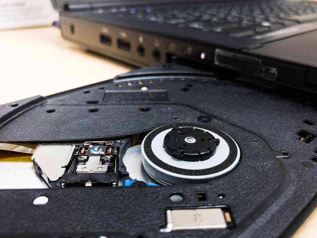 Instalación de una unidad de CD/DVD