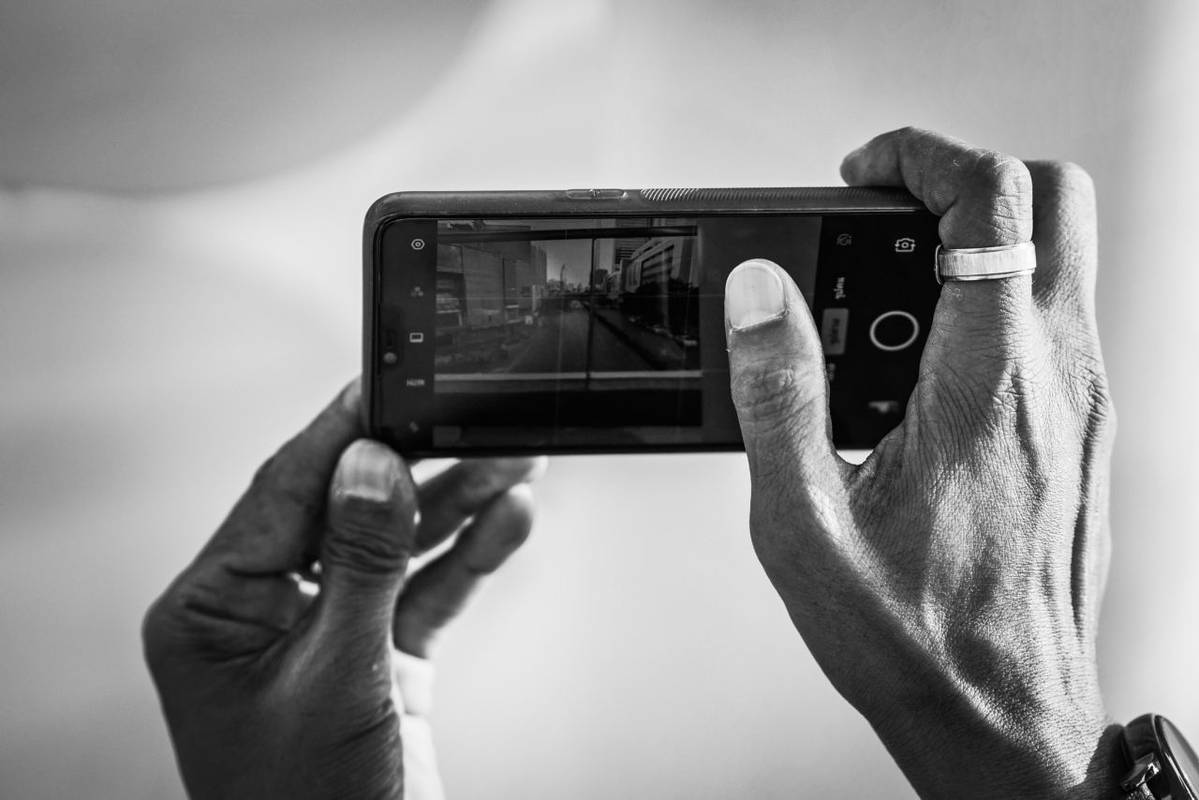 Hoe u dit kunt oplossen als uw telefoonscherm zwart en wit wordt