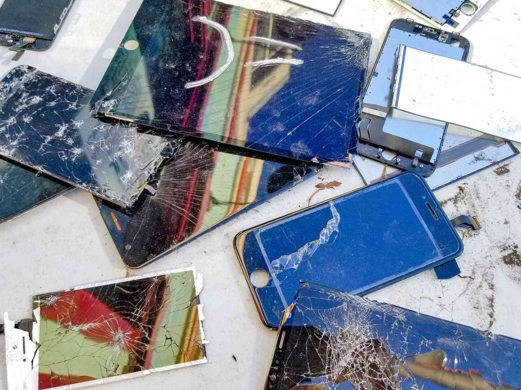 A megrepedt telefon képernyőjének javítása