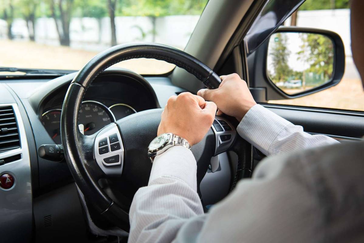 Como consertar uma buzina de carro que não para de buzinar