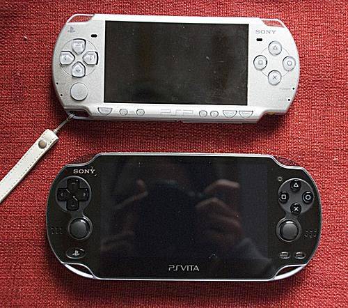 PSP และ PS Vita เคียงข้างกัน