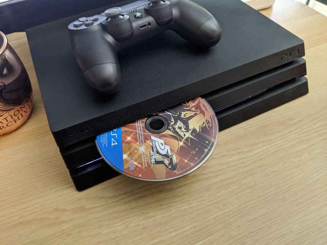 Hvordan fikse en PS4 som ikke vil ta, lese eller løse ut en plate