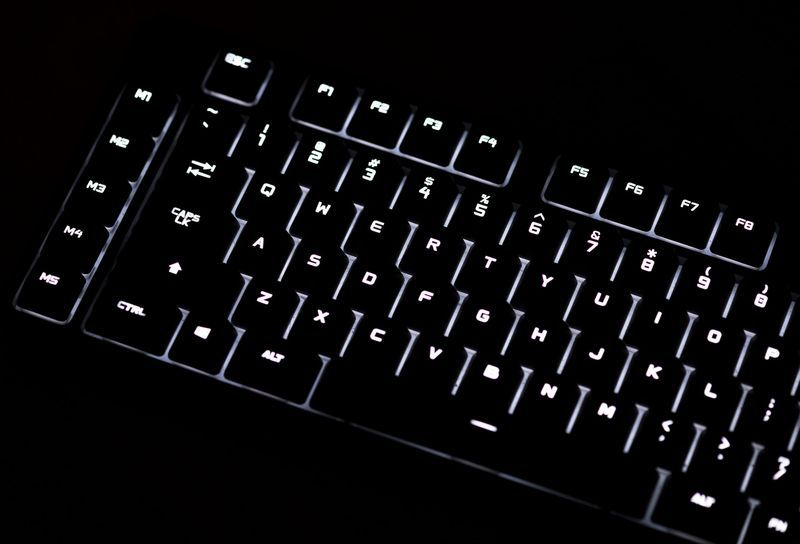 Kaip nustatyti, kad klaviatūra būtų apšviesta visada įjungta