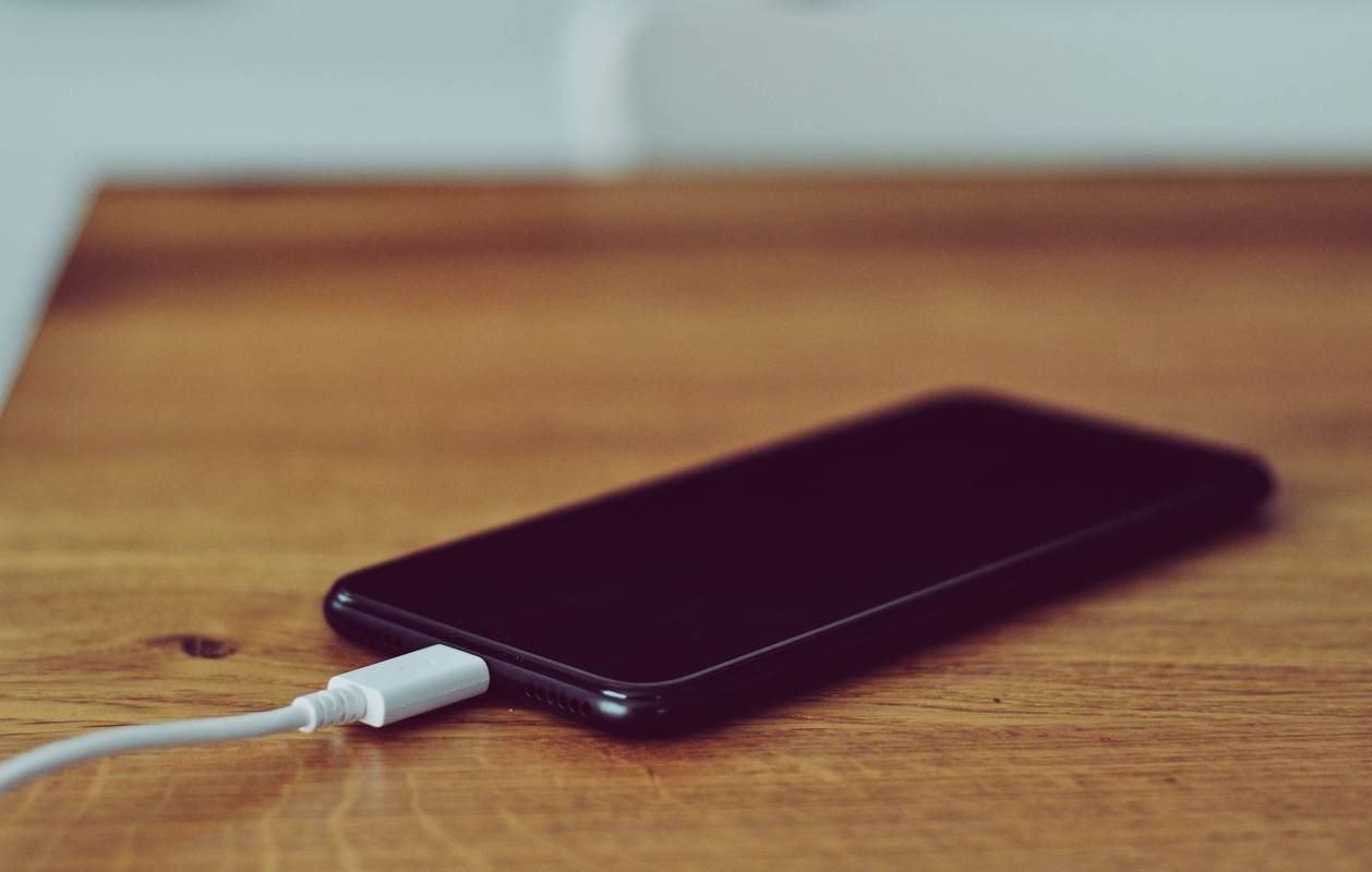 11 начина да го поправите, когато портът за зареждане на вашия iPhone не работи