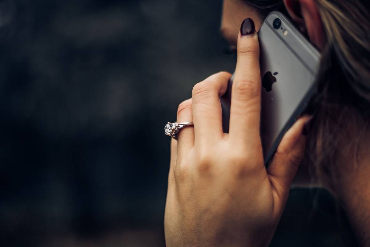 Cara Membaikinya Apabila Kelantangan Panggilan iPhone Rendah