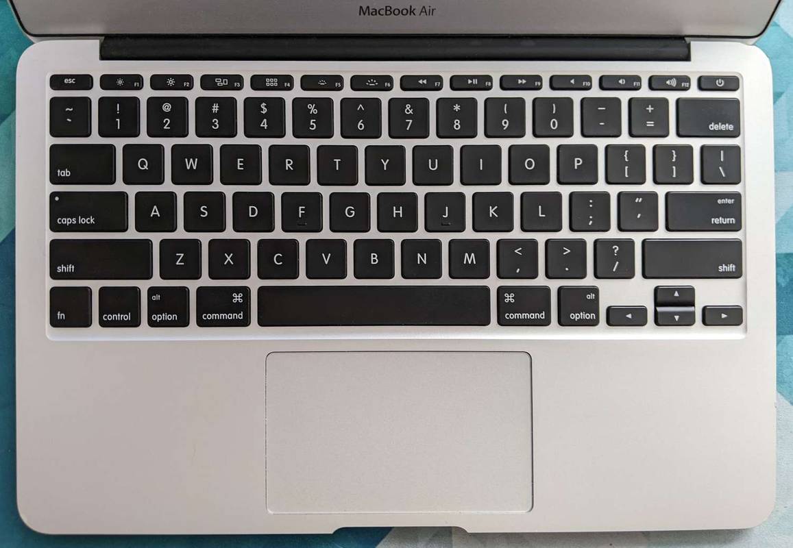 כיצד להתאים את בהירות המקלדת ב-MacBook Air