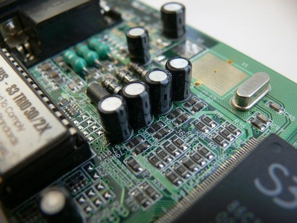Како раде кондензатори на матичним плочама (и другим компонентама)
