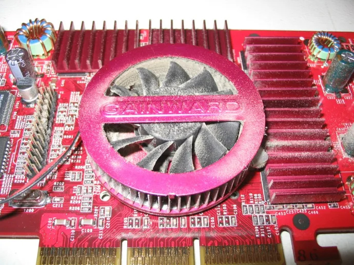 먼지투성이 GPU 팬