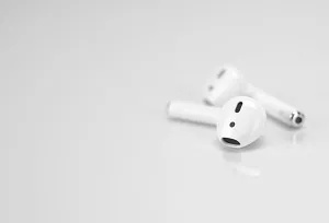 hvordan man skifter bas på airpods
