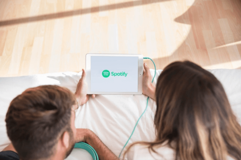 Meg tudod nézni, hogy kinek tetszett a lejátszási listád a Spotify-ban? Dehogy!