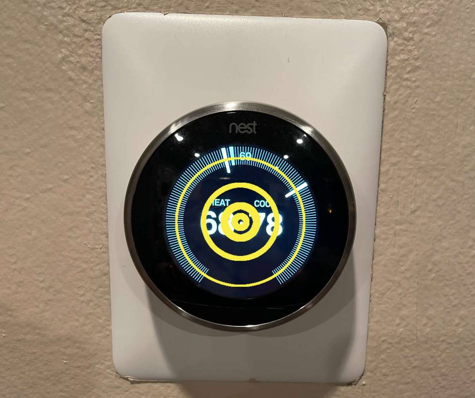 Hur man stänger av en Nest-termostat