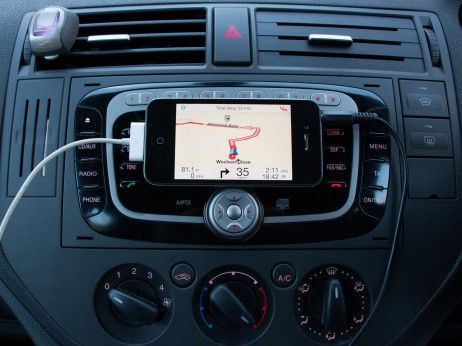 Gawin ang isang lumang smartphone sa isang in-car entertainment system