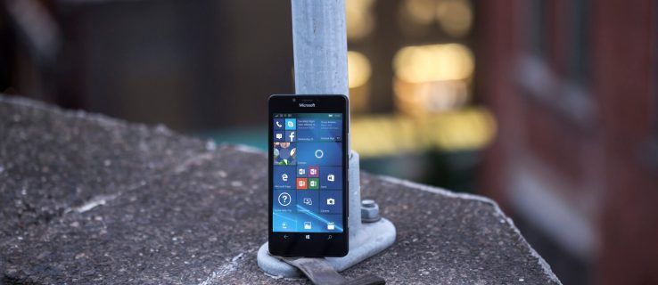 Microsoft Lumia 950 のレビュー: Microsoft の最初の Windows 10 電話はどれくらい優れていますか?