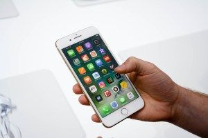 Ang iPhone 7 ay nangangailangan ng isang bagong cable upang kumonekta sa bagong MacBook Pro - at hindi iyon cool