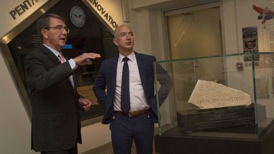 Trump prende di mira Amazon: qual è il problema di Donald Trump con il CEO di Amazon Jeff Bezos?