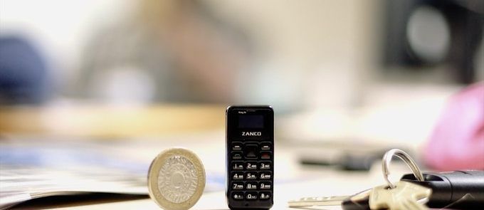 Zanco tiny t1 è il telefono più piccolo al mondo che misura le stesse dimensioni di un'unità USB