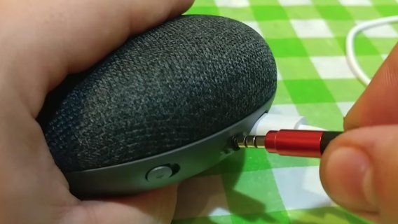 Puoi modificare un jack per cuffie da 3,5 mm sul tuo Google Home Mini ... ma probabilmente non dovresti