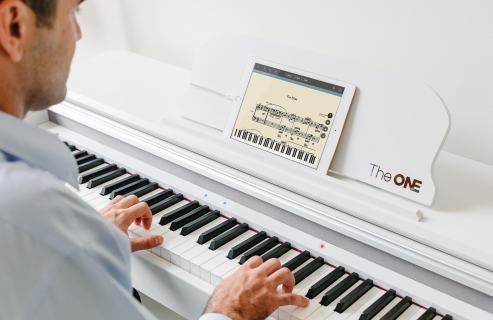 يضيء هذا البيانو مفاتيح النوتة الموسيقية