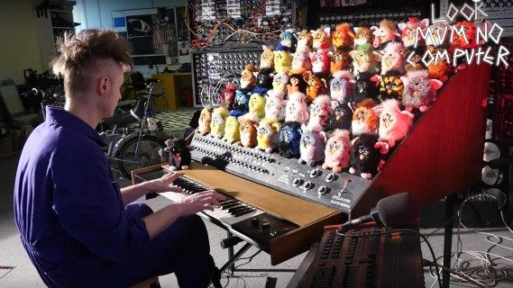 Este YouTuber podría haber abierto un portal al infierno al volver a cablear docenas de Furbies para crear un Furby Organ inquietante.