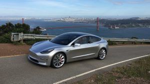 Tesla Model 3 kommer endelig til UK showrooms