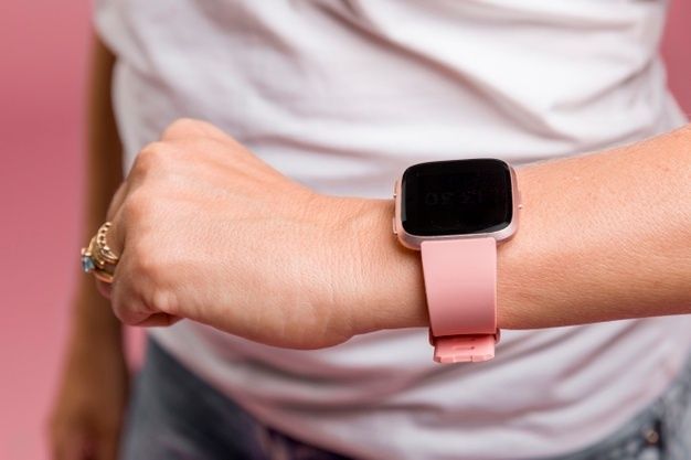 Sådan tænder eller slukker du for en FitBit [Versa, Inspire, Ionic osv.]
